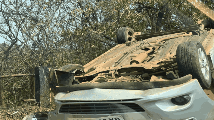 आमोणा-खांडोळा पुलानजीक कार पलटली