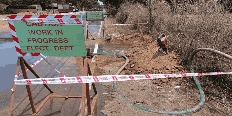 भूमिगत वीजवाहिन्यांच्या कामावेळी नावेली येथे जलवाहिनी फुटली; हजारो लिटर पाणी वाया