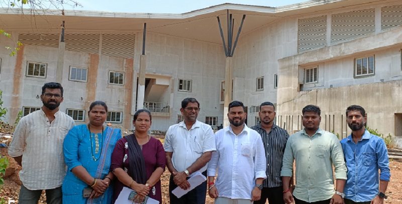 ठेकेदाराच्या मनमानी, बेजबाबदार कामामुळे आरोग्य केंद्राचे काम रखडले