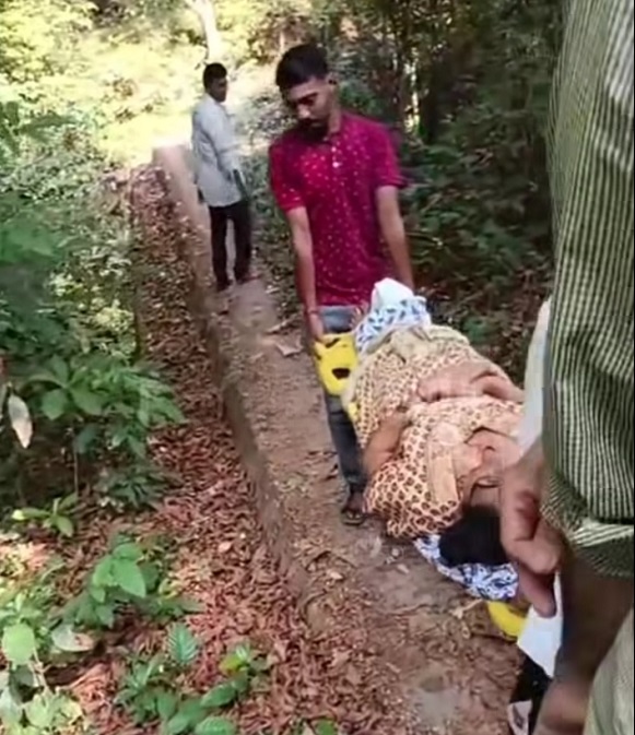 दोन किमी पायपीट करून वाचवले रुग्णाचे प्राण