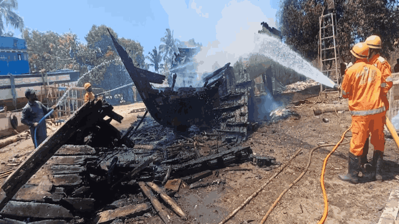 मोबोरमध्ये जुन्या मासेमारी बोटीला आग