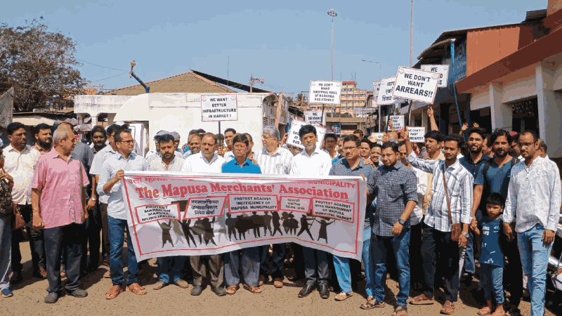 म्हापसा मार्केटमधील व्यापाऱ्यांचा नगरपालिकेवर मोर्चा; पोलिसांनी प्रवेशद्वारावर रोखला