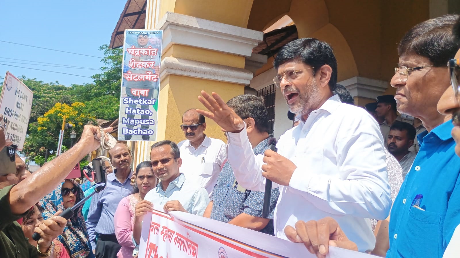 प्रशासकीय हेकेखोरपणा की लोकशाहीची पायमल्ली ?