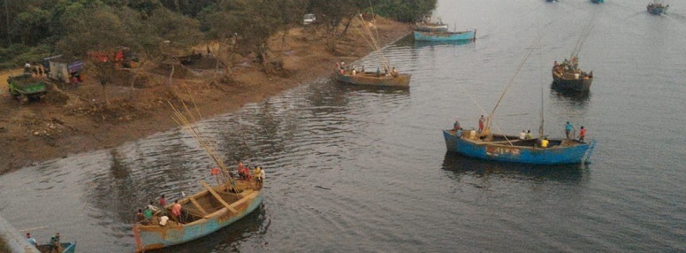 वाळू उपसा करणाऱ्या अनधिकृत बोटी जप्त करा!
