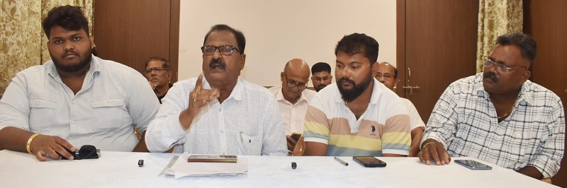 डांबरासह सर्व साहित्यांच्या रकमेत वाढ झाल्याने रस्त्यांची कामे बंद !