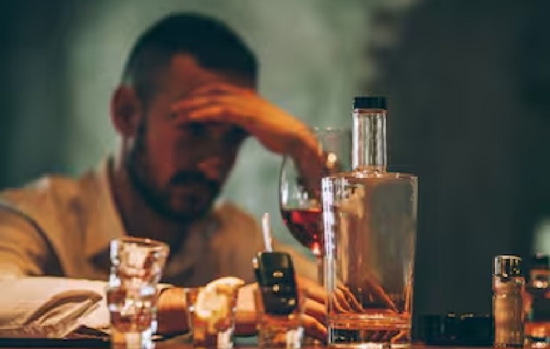 व्यावसायिकाला दारू पाजून महिलेने केले बेशुद्ध; लुटला लाखोंचा ऐवज