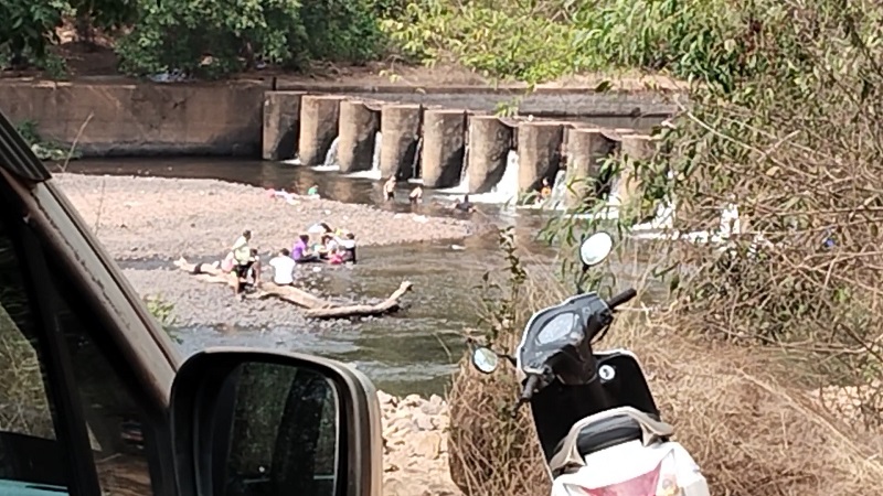 दूधसागर नदीवरील बंधाऱ्यांवर आंघोळीसाठी पर्यटकांची गर्दी
