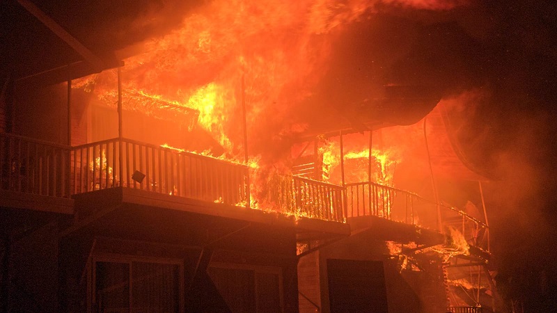 आश्वे मांद्रेत कॉटेजना आग लागून कोट्यवधींच्या मालमत्तेचे नुकसान