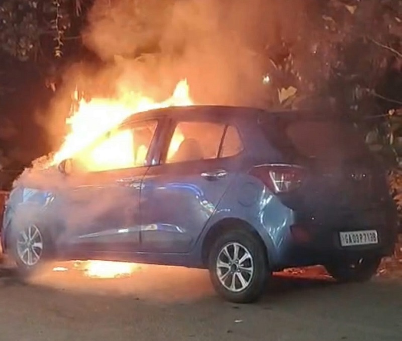 मडगावात पार्क केलेल्या कारला आग लागून दोन लाखांचे नुकसान