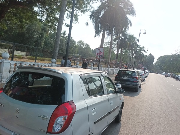 जुने गोवे चर्च परिसरात बेशिस्त पार्किंगचा विळखा