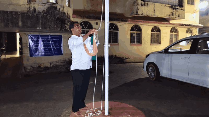 काणकोण येथे रात्रीपर्यंत राहिलेला तिरंगा पत्रकारांनीच केला पोलिसांकडे सुपूर्द