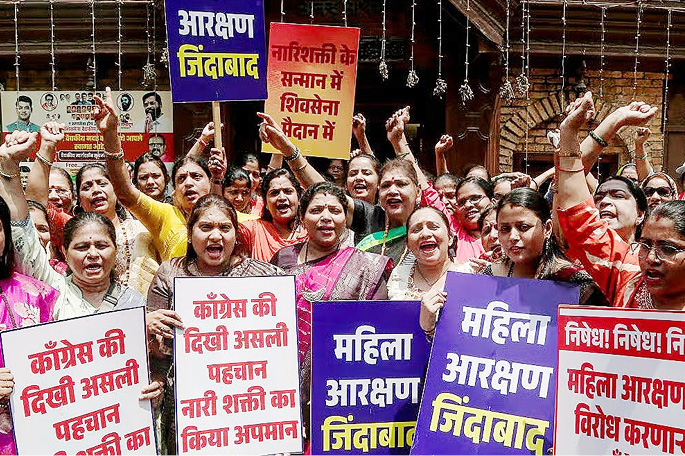 मोदीविरोधातून महिलाविरोधाकडे