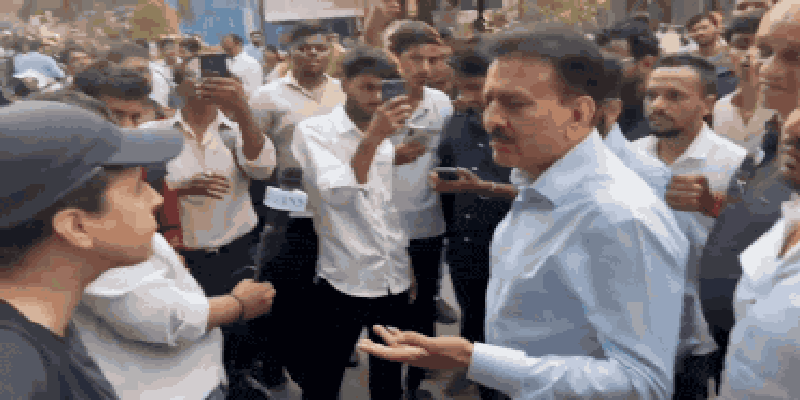 इथून चालते व्हा! म्हणत भररस्त्यात महिलेने महाराष्ट्राचे मंत्री गिरीश महाजनांना झापले.