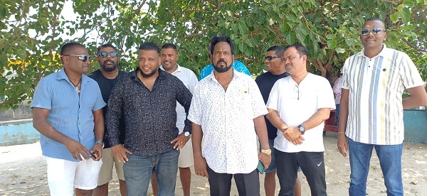 राज्यातील जमिनी गेल्या, आता मासळी परप्रांतीयांना देऊ नका !