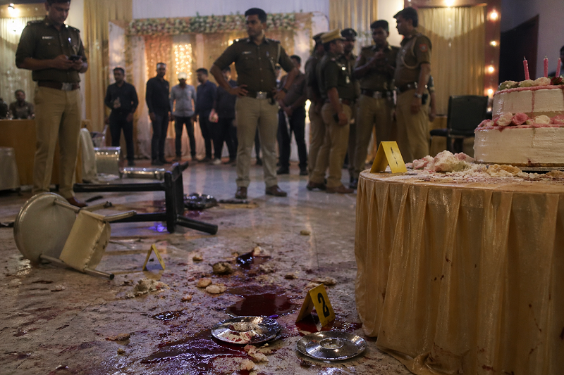 केक तोंडाला फासल्याने केली​ तिघांची गोळ्या झाडून हत्या