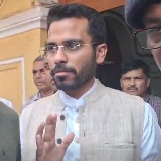 खट्टर बंधूंचे मोबाईल सापडेनात