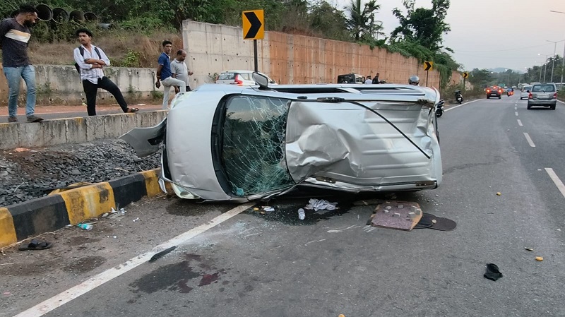 चालकाचे नियंत्रण सुटल्याने कार रस्त्यावर उलटली