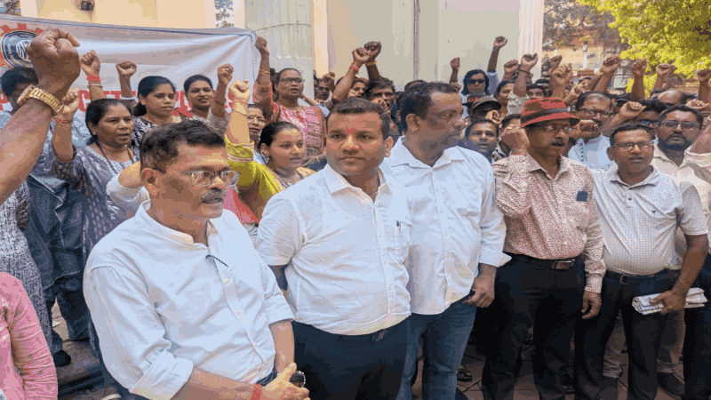 पीडब्ल्यूडी कामगार पुरवठा सोसायटीच्या कर्मचाऱ्यांना कायम करावे