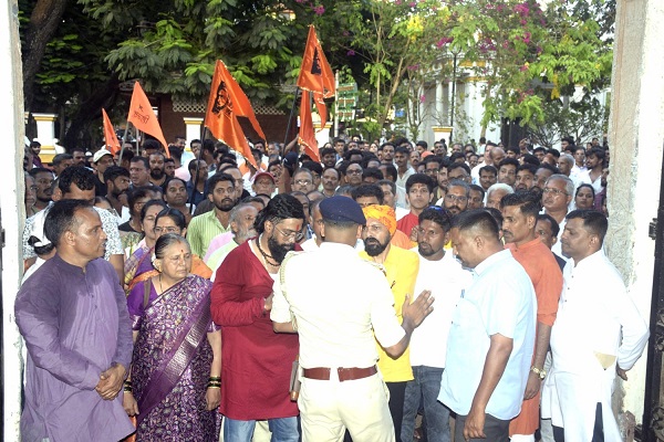 हिंदू देवतांची विटंबना करणाऱ्यांविरोधात हिंदू संघटनांचे पोलीस मुख्यालयासमोर आंदोलन
