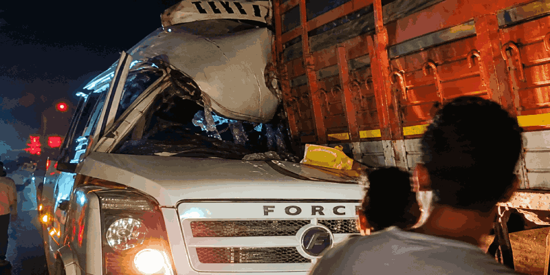 मंगेशीजवळ टेम्पो ट्रॅव्हलरची ट्रकला धडक; चार प्रवासी जखमी
