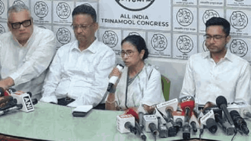 पराभवानंतरही ममता बॅनर्जींचा राजीनामा देण्यास नकार