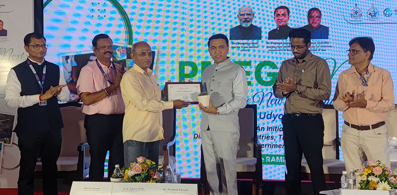 नोकरीऐवजी व्यवसायांना प्राधान्य दिल्यास परप्रांतीयांचे लोंढे थोपविणे शक्य!