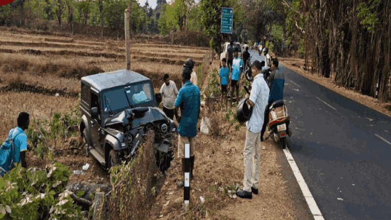 गुळे, काणकोण येथे जीप शेतातील झाडावर आदळली;  दोघेजण जखमी