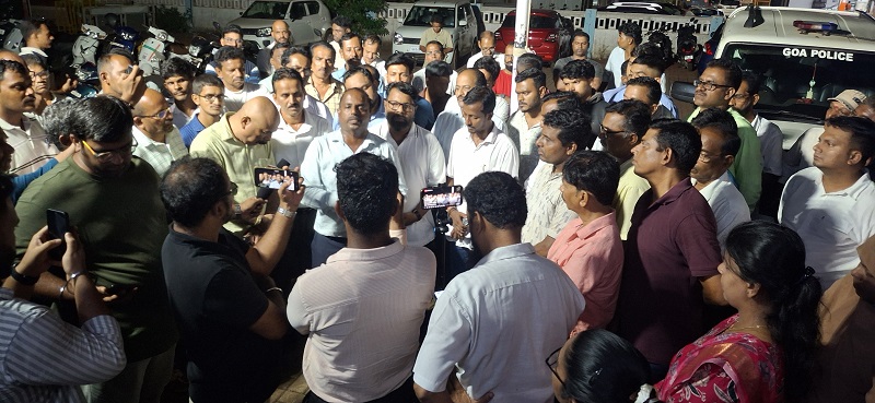 स्वप्नेश शेर्लेकर यांच्यावर कारवाईसाठी भाजप कार्यकर्त्यांची पोलीस ठाण्यात धडक