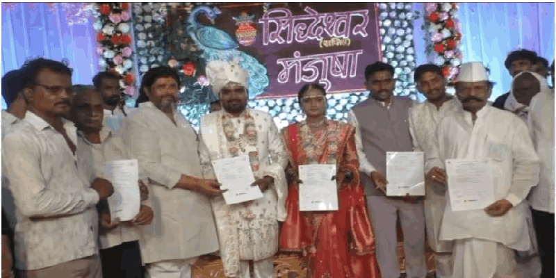 लग्नात दिले अनोखे 'रिटर्न गिफ्ट'; संपूर्ण गावाला ३३ कोटींचा विमा !