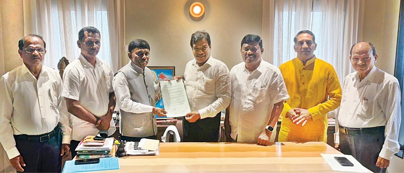 मराठा समाजाच्या निवेदनानंतर आरक्षणासाठी एसटी समाज आक्रमक