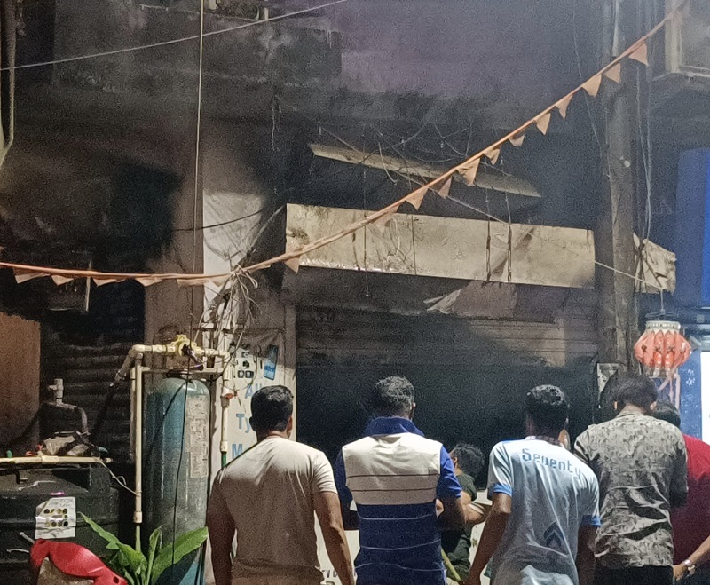 हरमल येथे मोबाईल शॉपीला शॉर्टसर्किटने आग