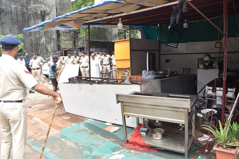 अखेर हाऊसिंग बोर्डातील बेकायदेशीर फूड स्टॉल हटवला!